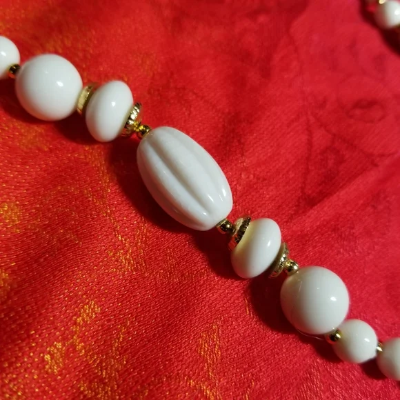 Long vintage necklace white beads gold tone molded ridged - Picture 6 of 14